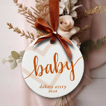 Baby Heart | Bränn Orange - blommande skript Julgransprydnad Keramik<br><div class="desc">PERSONALISERAD! Neutraltens höstdamm brände orange och vit baby blomstrande kalligrafi hjärtkärna av helgdag med ett roligt,  avslappnad handskript. Den klassiska designen innehåller ett modernt,  hanterat citattytypografiskt hjärtöverlägg. För andra färg eller matchande produkter,  gå till butiken JustFharryn Zazzle eller kontakta designern,  c/o Fharryn@yahoo.com Alla höger reserverade. #zazzlemade</div>