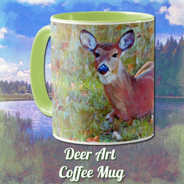 Baby Hjort har fallit på återställande i Kopp i Me (A pretty deer resting in a meadow and in an artsy style on a nice coffee mug.)