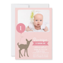 Baby Hjort med en inbjudan till foto-födelsedag me