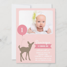 Baby Hjort med en inbjudan till foto-födelsedag me