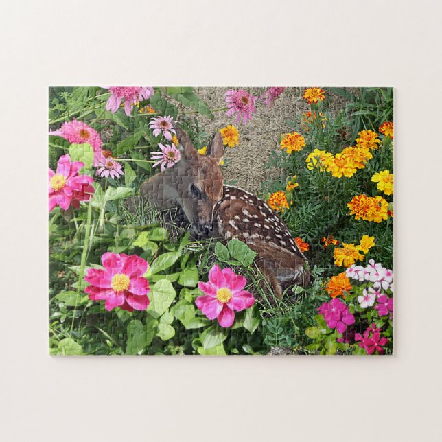 Baby Hjort som ligger bland blommorna i Skogen Pussel (Horisontell)