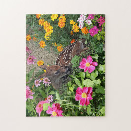 Baby Hjort som ligger bland blommorna i Skogen Pussel