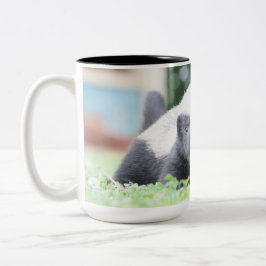 Baby honey badger på grönt gräsfoto Två-Tonad mugg