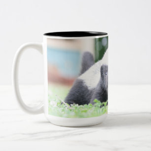 Baby honey badger på grönt gräsfoto Två-Tonad mugg