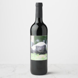 Baby honey badger på grönt gräsfoto vinflaska etikett