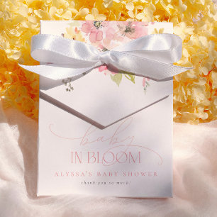 Baby i blomman vårblommig flicka baby shower presentaskar