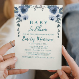 Baby i blomning och blåa blommor I Baby Shower Inbjudningar
