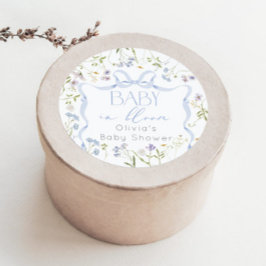 Baby i Bloom Blue Bow-babyduschen för vilda blommo Runt Klistermärke