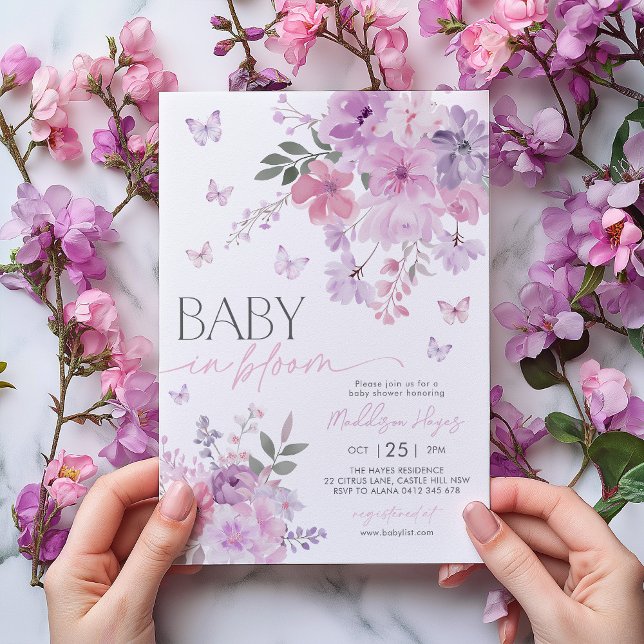 Baby i Bloom Butterfly Blommigt Lila Baby Shower Inbjudningar (Baby in Bloom Butterfly Baby Shower Invitation | Pink and Purple Flowers and Butterflies)