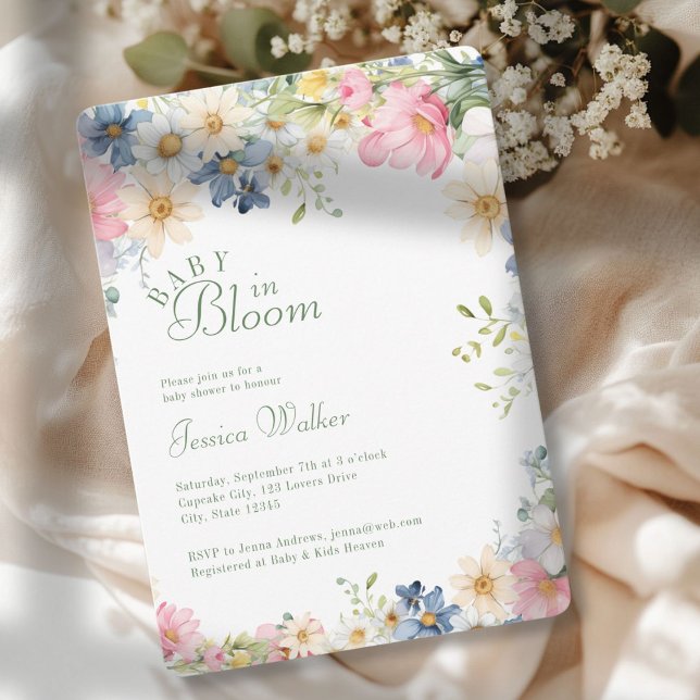 BABY I BLOOM! Wildblomma, babyskor Inbjudningar (BABY IN BLOOM! Wildflower, Watercolor, White + Pastel, Baby Shower Invitation.)
