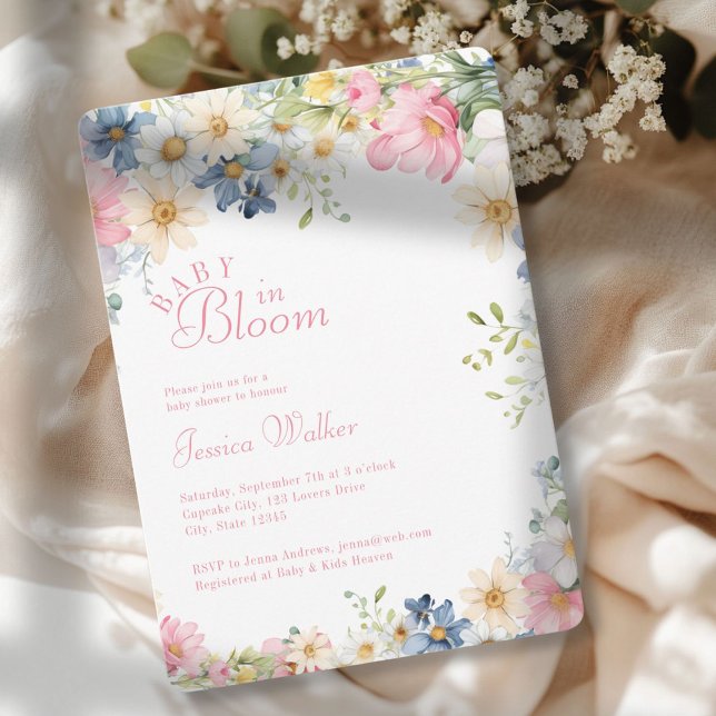 BABY I BLOOM! Wildblomma, babyskor Inbjudningar (BABY IN BLOOM! Wildflower, Watercolor, White + Pastel, Baby Shower Invitation.)