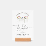 Baby i blooms välkomsttecken för färgad Wildblomma<br><div class="desc">Välkomna baby i bloombabyduschhållaren är perfekt för din enkla, vismska boho-regnbågskur. Den ljusa, förtjusande rosan, gulten, orangen och blommigten guld färg i ge känner sig som en vintage av minsta möjliga elegant-vår-hippie -trädgård. Den moderna designen är konst och delikat och ger en klassisk, jordfin ängsskugga i vattenfärg. Oavsett vad du...</div>