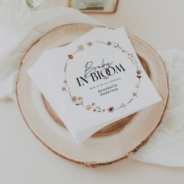 Baby i en bloombuskdusch för vilda blommor pappersservett (Skapare uppladdad)