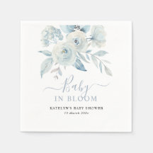 baby i en dammig blå blommigt babydusch i blodet