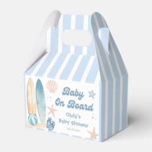 Baby i kuststranden på babyskor ombord presentaskar
