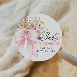 Baby i Rosa Bow Baby Shower-etikett för bloom Runt Klistermärke