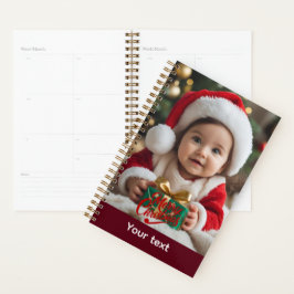 Baby i Santa Outfit med julgåva
