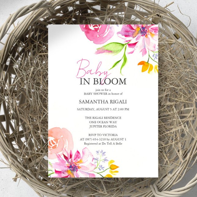 Baby i vattenfärgshöljet för Blommigt i blomma Inbjudningar (Baby in bloom baby shower invitation features unique water pink floral by Victoria Grigaliunas)