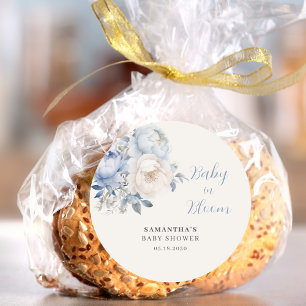 Baby In Bloom Blå Blommig Pojke Baby Shower  Runt Klistermärke