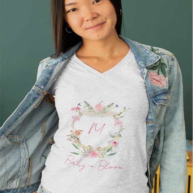 Baby in Bloom Blommigt Vapensköld Monogram Rosa T Shirt (Skapare uppladdad)