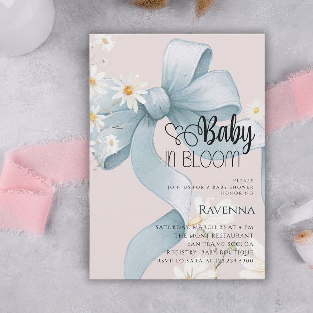 Baby in Bloom Priddy Bow Blå Tusenskönor Barnkalas Inbjudningar (Skapare uppladdad)