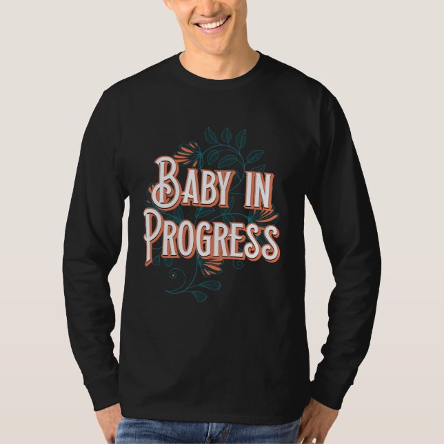 Baby in Progress New Mom Pregnancy Announcement Mo T Shirt (Framsida)