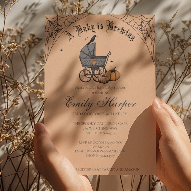 Baby is Brewing Orange Gothic Bebis firande Inbjudningar (Gothic Halloween Baby Shower Invitation in Orange. Vintage Baby Carriage, Pumpkins, Webs, Raven)