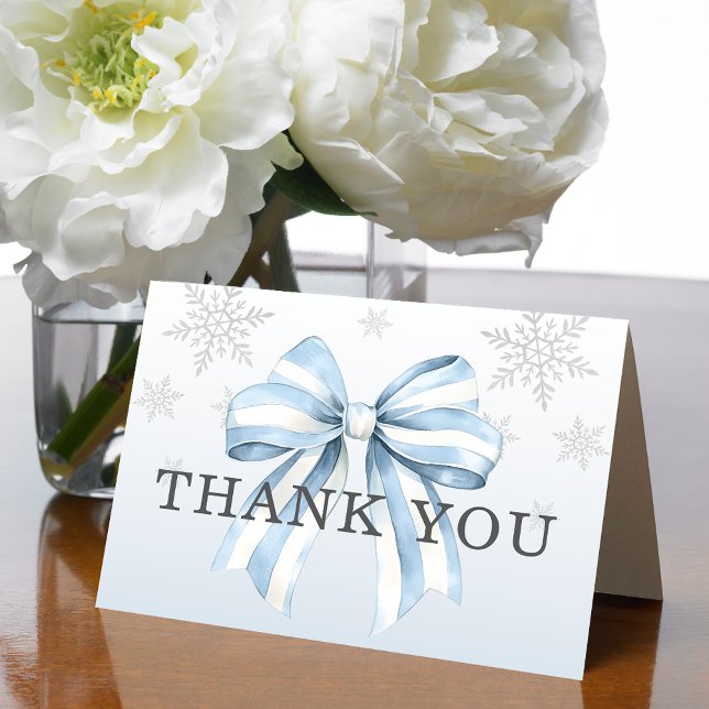 Baby It’s Cold Outside Blå Slinga Tack Kort (Send winter thanks with Baby It’s Cold Outside Blue Bow Thank You Cards. Elegant snowflake design.)