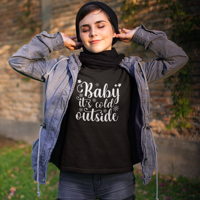 Baby its cold Outside Cute Christmas Women's T Shirt (Skapare uppladdad)