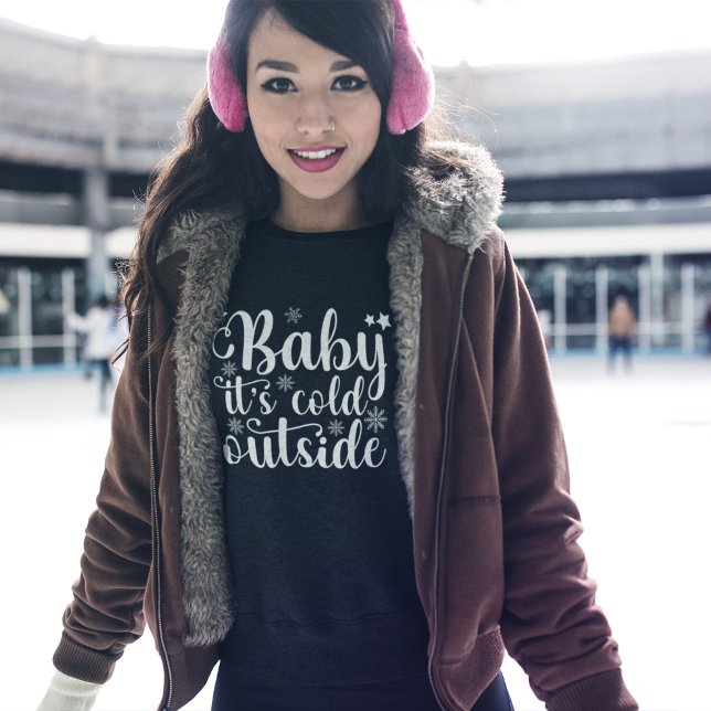 Baby its cold Outside Cute Christmas Women's T Shirt (Skapare uppladdad)