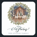 Baby Jesus i Manger Nativitet Fyrkantigt Klistermärke<br><div class="desc">De traditionella julklistermärkena har en nyskapande bild av baby Jesus som sover i en manger med Mary och Joseph i mitten omgiven av ett berryskrand. Nedan står ord "God jul". Du kan anpassa dig med ditt namn.</div>