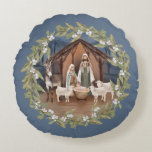 Baby Jesus i Manger Nativitet Rund Kudde<br><div class="desc">Denna traditionella julkudde har en nyskapande bild av baby Jesus som sover i en manger med Mary och Joseph i mitten. Nativiteten omges av en andedräkt med vita bär. Bakgrunden har en samordnande blå färg.</div>
