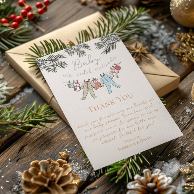Baby Kallet utanför babyduschen för vinter Inbjudningar (Baby It's Cold Outside Winter Baby Shower Thank You Card. Hand Drawn Xmas Baby Pajamas & Pine Leaves)