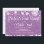 Baby Kallet utanför Rustic Winter Baby Shower Inbjudningar<br><div class="desc">Baby dess Kall utanför Lila Baby Shower-inbjudan. Bjud in barn eller flicka. Winter Helgdag Baby Shower Inbjudan. Lila och vitt Snöflingor. Rustic Wood Background. Land Vintage Retro. Om du vill göra ytterligare anpassningar klickar du på knappen "Anpassa" och användor verktyg som är utformat för att ändra mallen.</div>