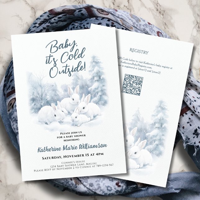 Baby Kallet utanför vinterbunnies babyskor Inbjudningar (Baby It's Cold Outside Winter Baby Shower Invitation with Snow Bunnies and Trees.)