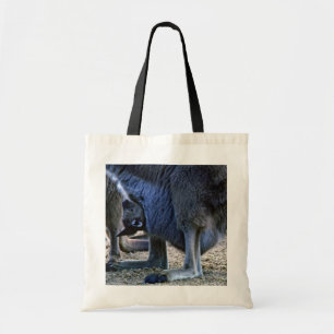 Baby kangaroo in mor mellan pouch och Australien Tygkasse