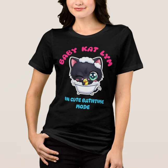 Baby Kat Lym In Cute Bathtime Mode T Shirt (Framsida)