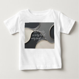 Baby klassisk t-shirt i snyggt grafik