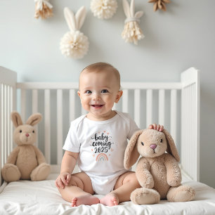 Baby kommer 2025 Regnbåge Baby T Shirt