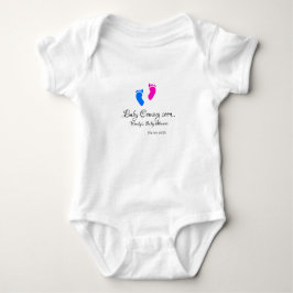 Baby kommer snart att duscha blått rosa baby fötte t shirt