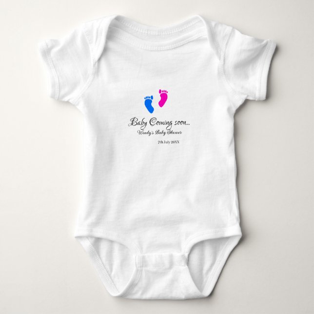 Baby kommer snart baby shower blå rosa bebisfötter t shirt (Framsida)