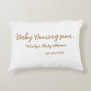 Baby kommer snart baby shower brun rosa namn trend prydnadskudde
