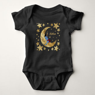 Baby Krishna slapend op de maan tussen de sterren. T Shirt