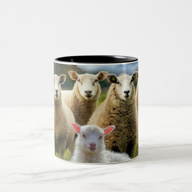 Baby Lamb Sheep Herp Flock Två-Tonad Mugg (Center)