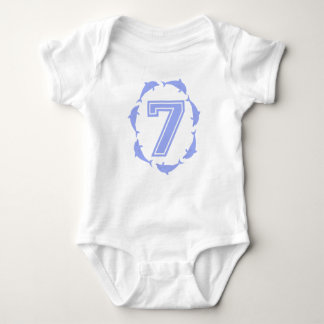 Baby lär sig nummer 7 i blått tee shirt