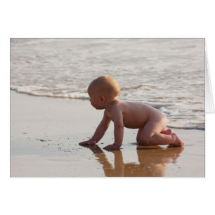 Baby leker i sand på stranden hälsningskort