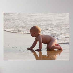 Baby leker i sand på stranden poster