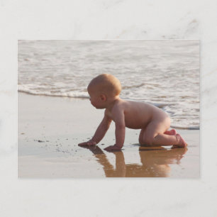 Baby leker i sand på stranden vykort