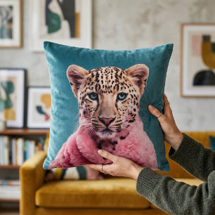 Baby Leopard i rosa pälsrock Teal Kudde
