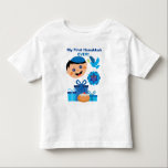 👶 Baby lycklig judisk baby T Shirt<br><div class="desc">Baby 1st Hanukkah Fantastisk är utformat med presenter,  donut (Sufganiyah),  stjärnan av David och lycklig baby med Yarmulke. Önskar lycklig Hanukkah!</div>
